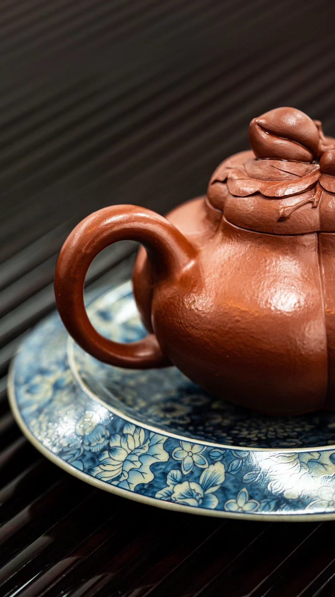 Peach decorative walnut shape handle teapot