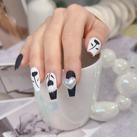 lOpcs Hand Painted Pure Black and White Tulip Love Heart Pattern Fake Nails nailsdubai uae