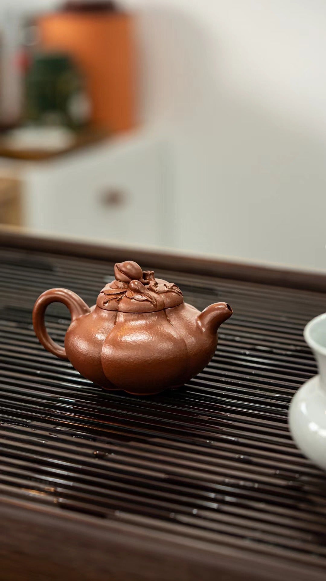 Peach decorative walnut shape handle teapot